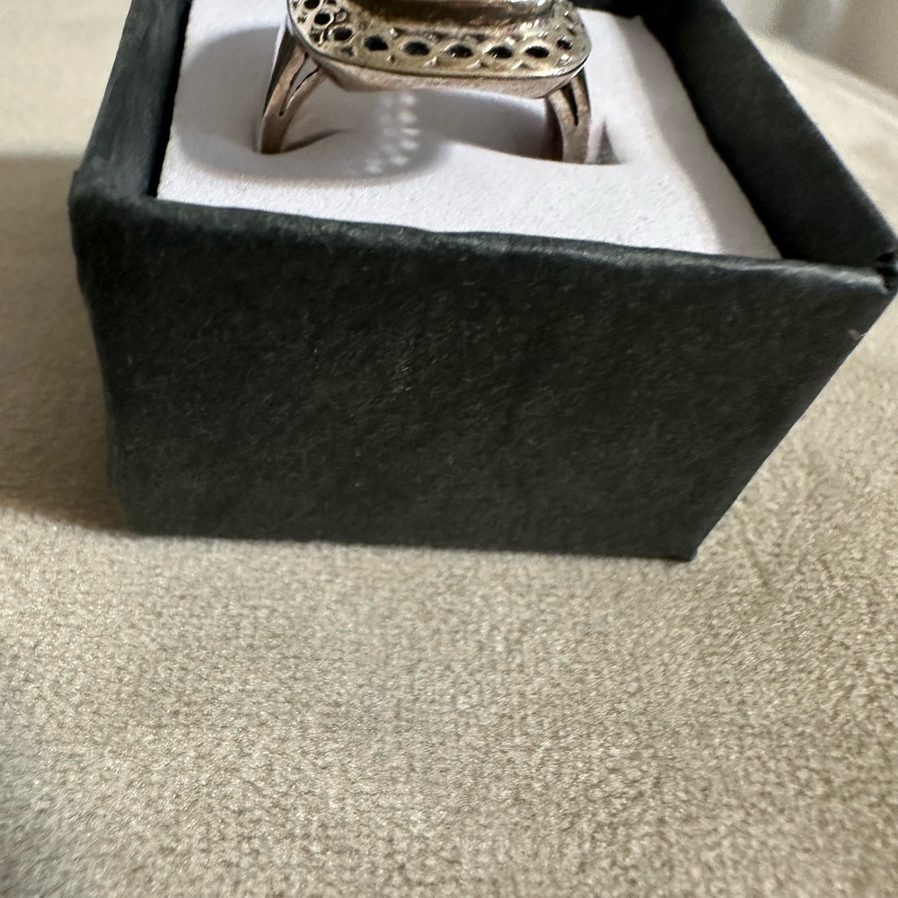 Elegant Silver Moonstone Ring - Picture 4 of 4